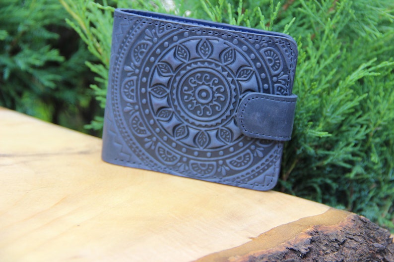 Cartera bifold azul de cuero suave con mandala en relieve, billetera plegable de cuero genuino de primera calidad, billetera pequeña de cuero de primera calidad imagen 2