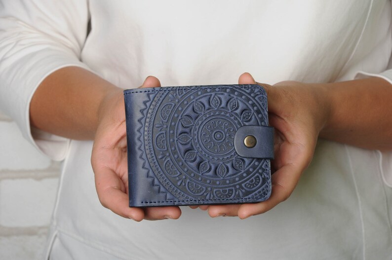 Cartera bifold azul de cuero suave con mandala en relieve, billetera plegable de cuero genuino de primera calidad, billetera pequeña de cuero de primera calidad imagen 6