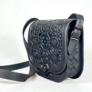 Borsa a tracolla in pelle goffrata: elegante borsa a tracolla nera