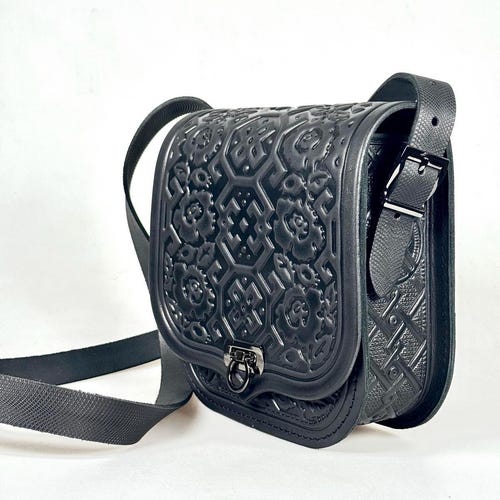 Sac à bandoulière en cuir gaufré : élégant sac à main noir