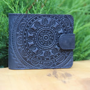 Cartera bifold azul de cuero suave con mandala en relieve, billetera plegable de cuero genuino de primera calidad, billetera pequeña de cuero de primera calidad imagen 1