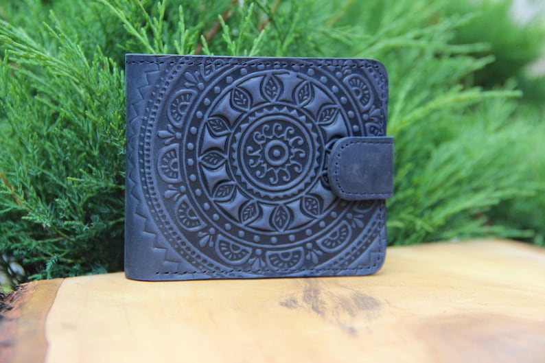 Cartera bifold azul de cuero suave con mandala en relieve, billetera plegable de cuero genuino de primera calidad, billetera pequeña de cuero de primera calidad imagen 1