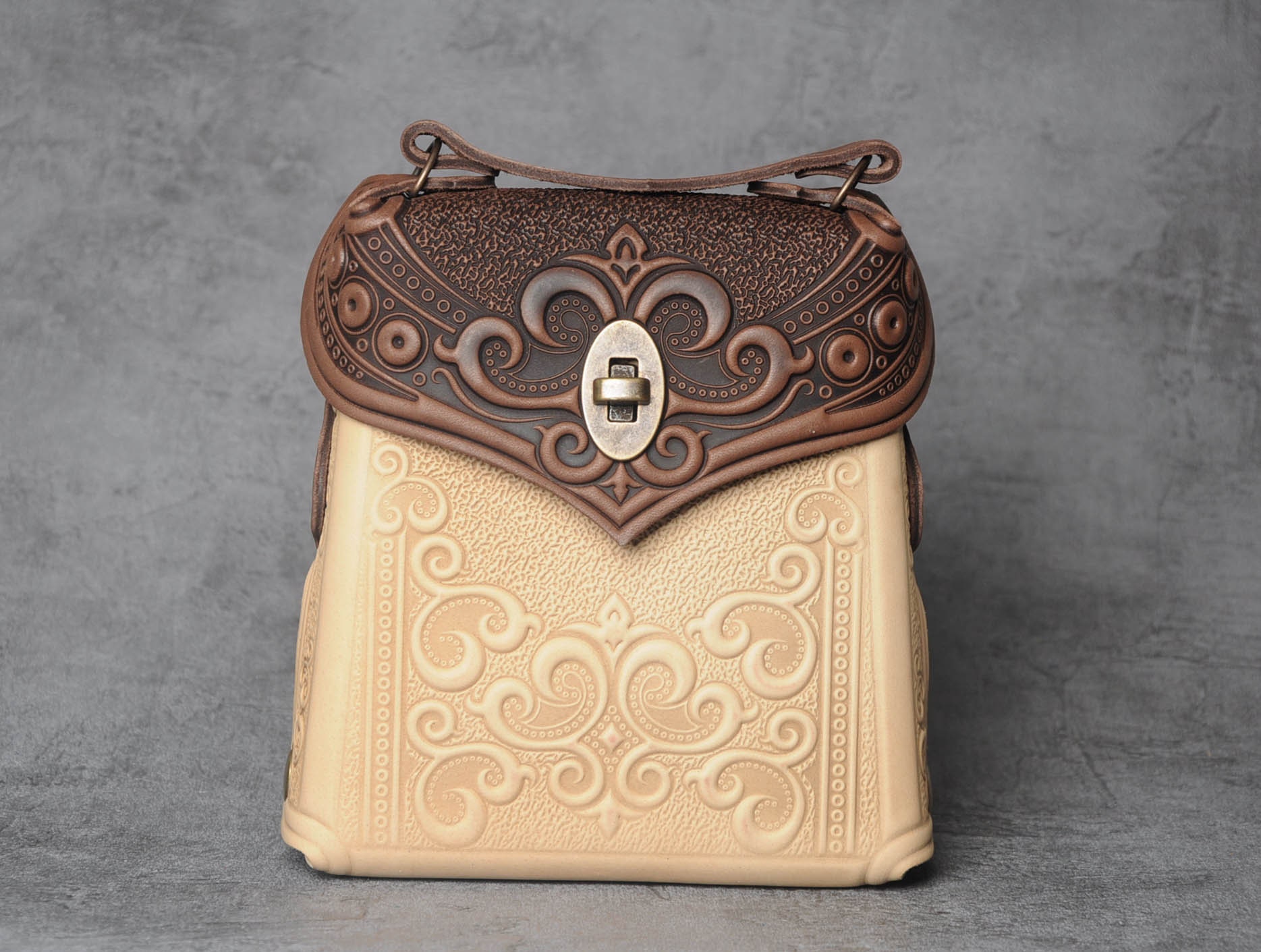 Zaino in pelle goffrata: borsa a mano trasformabile in zaino boho