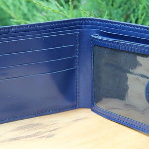 Cartera bifold azul de cuero suave con mandala en relieve, billetera plegable de cuero genuino de primera calidad, billetera pequeña de cuero de primera calidad imagen 5