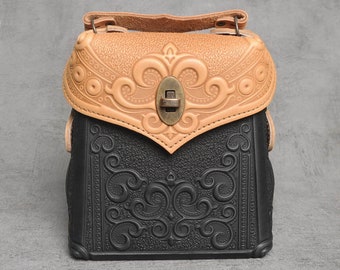 エンボス加工レザーバックパック：コンバーチブルショルダーバッグ