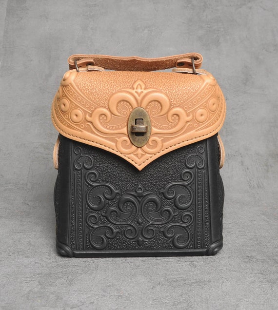 Embossed Leather Backpack: Convertible Shoulder Bag  display picture 2