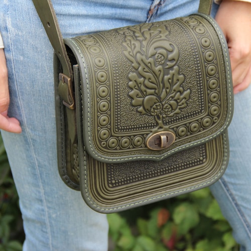 Sac à bandoulière en cuir olive gaufré : motif feuille de chêne repoussé à chaud