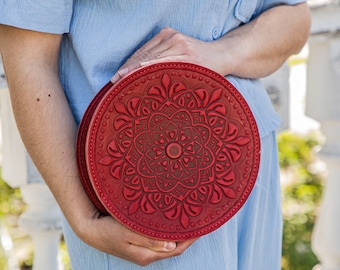 Bolso redondo de piel roja: Monedero de piel de becerro hecho a mano