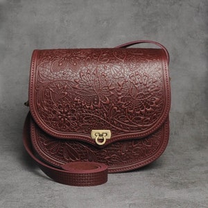 Umhängetasche Flower in bordeaux, Umhängetasche aus Leder mit Blumen, geprägte Ledertasche, Umhängetasche mit Blumen
