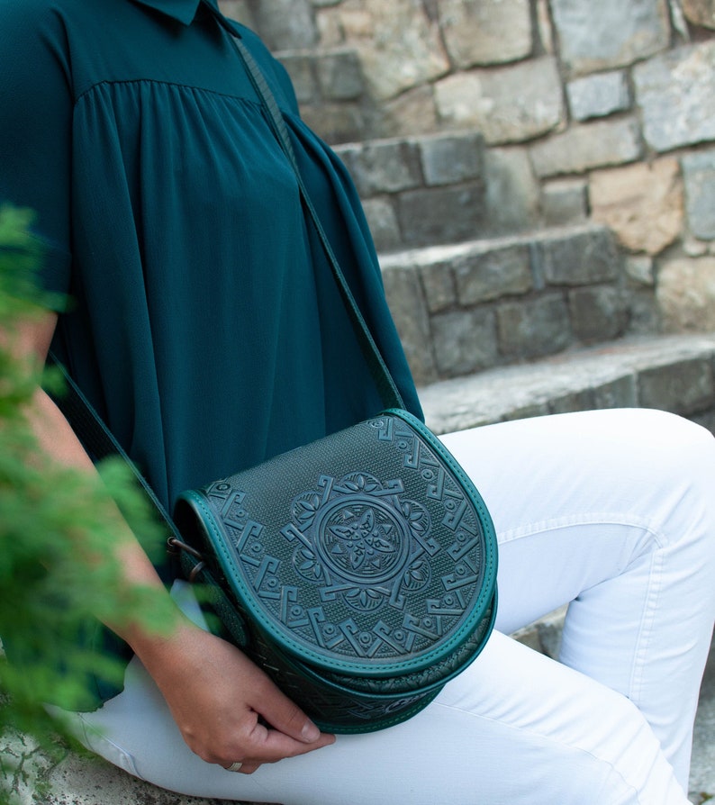 Green bag women, round crossbody bag, genuine leather, tooled leather purse, shoulder leather bag, hot tooled leather, unigue bag for her image 2