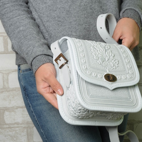 Sac à bandoulière en cuir blanc : sac à main en cuir de veau gaufré à chaud