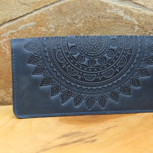 Cartera de cuero azul con mandala, Estuche de cuero en relieve, Cartera de cuero Crazy Horse para mujer, Cartera de cuero hecha a mano, Regalo para esposa