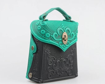 Mini zaino in pelle goffrata: borsa a tracolla fatta a mano