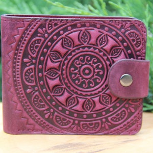 Cartera pequeña bohemia de cuero premium, billetera plegable de cuero suave color burdeos con mandala en relieve, billetera de cuero genuino,