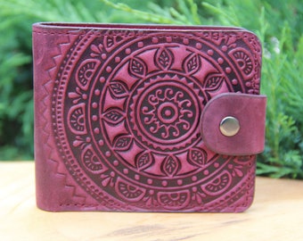 Cartera pequeña bohemia de cuero premium, billetera plegable de cuero suave color burdeos con mandala en relieve, billetera de cuero genuino,