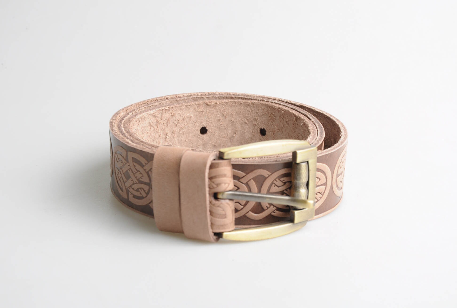 エンボス加工ケルトレザーベルト：ベージュの調節可能なベルト - Etsy 日本