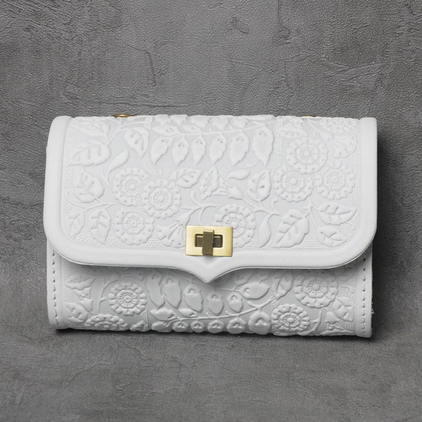 White fanny pack, belt purse for women, white leather clutch, belt purse, bum bag, unique belt purse, embossed belt purse