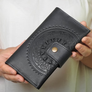 Cartera Mandala, cartera de cuero negro, cartera de viaje de cuero, mujeres cartera, cartera larga, cartera de embrague, cartera de mujer, regalo para ella