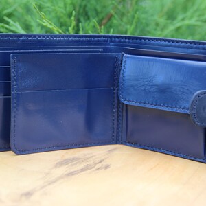 Cartera bifold azul de cuero suave con mandala en relieve, billetera plegable de cuero genuino de primera calidad, billetera pequeña de cuero de primera calidad imagen 4