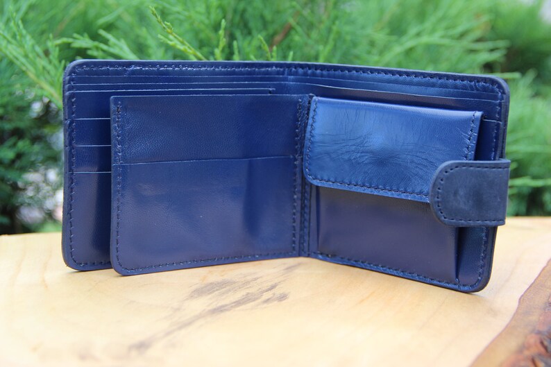 Cartera bifold azul de cuero suave con mandala en relieve, billetera plegable de cuero genuino de primera calidad, billetera pequeña de cuero de primera calidad imagen 4