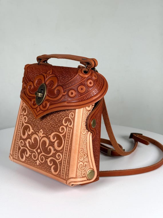 brown leather backpack embossed - Embossed Brown Leather Backpack - Brown, Size Regular is a key item for every man and woman Loyal West Roaming Trail Medium