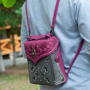 Mochila de piel repujada: bolso bohemio rosa y gris