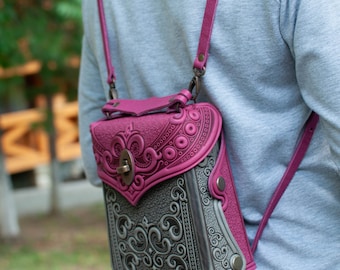 Mochila de piel repujada: bolso bohemio rosa y gris