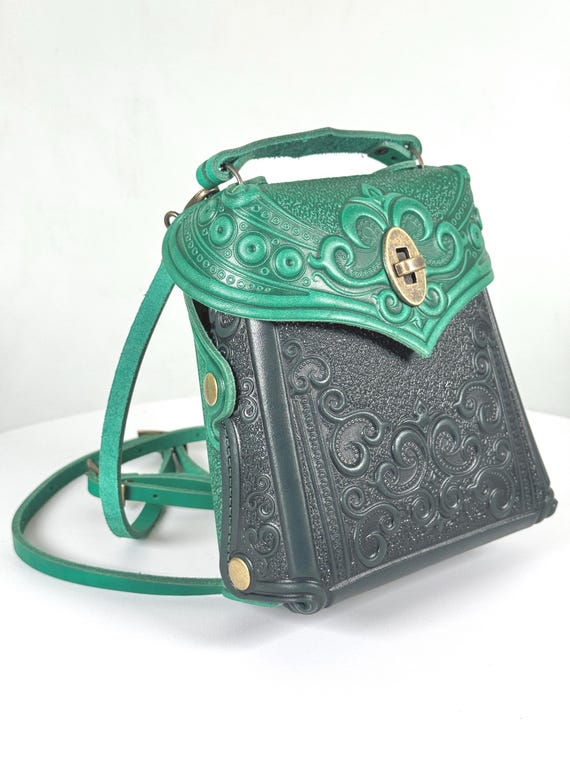 Embossed Green Leather Backpack: Convertible Shoulder Bag  display picture 2