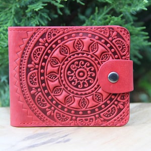 Cartera roja para mujer, cartera de piel suave, cartera de bolsillo, billetera con diseño de mandala, billetera con relieve, billetera plegable, regalo para ella, billetera boho
