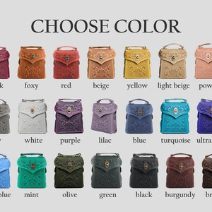Puede incluir: Una selecci&oacute;n de 18 peque&ntilde;as mochilas de cuero en varios colores, incluyendo rosa, zorro, rojo, beige, amarillo, beige claro, polvo, gris, blanco, morado, lila, azul, turquesa, azul ultramar, azul claro, menta, oliva, verde, negro, burdeos y marr&oacute;n. Las mochilas tienen un dise&ntilde;o decorativo y un peque&ntilde;o cierre de metal.