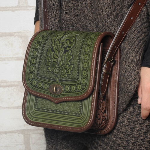 Sac à bandoulière en cuir olive : motif feuille de chêne repoussé à chaud