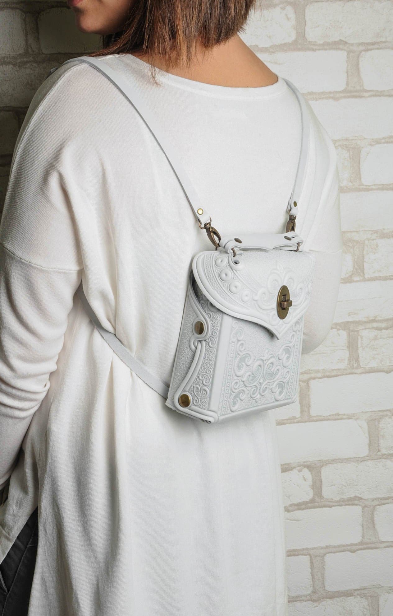 Zaino in pelle bianca goffrata: borsa a zaino trasformabile