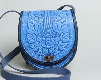 Bolso bandolera de piel azul: Monedero redondo con relieve, hecho a mano