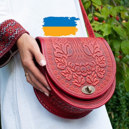 Bolso bandolera de piel roja repujada: bolso de hombro redondo con labrado