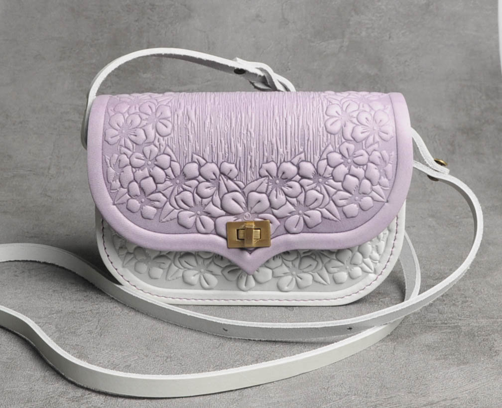 装飾的エンボス加工レザーハンドバッグ Miu Miu レディース ロゴ エンボス レザーハンドバッグ の