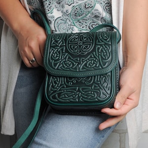 Bolso bandolera de piel repujada: minibolso verde con grabado en caliente