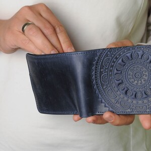 Cartera bifold azul de cuero suave con mandala en relieve, billetera plegable de cuero genuino de primera calidad, billetera pequeña de cuero de primera calidad imagen 7