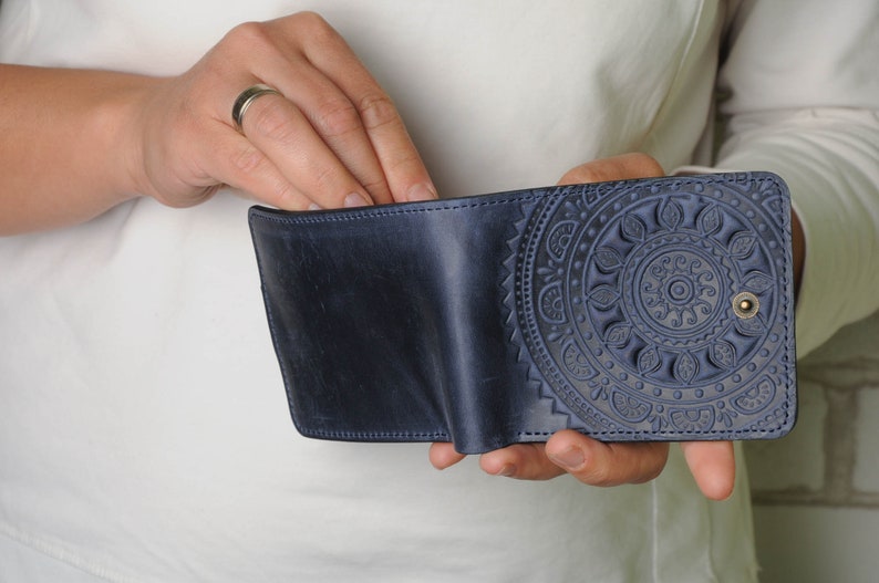 Cartera bifold azul de cuero suave con mandala en relieve, billetera plegable de cuero genuino de primera calidad, billetera pequeña de cuero de primera calidad imagen 7