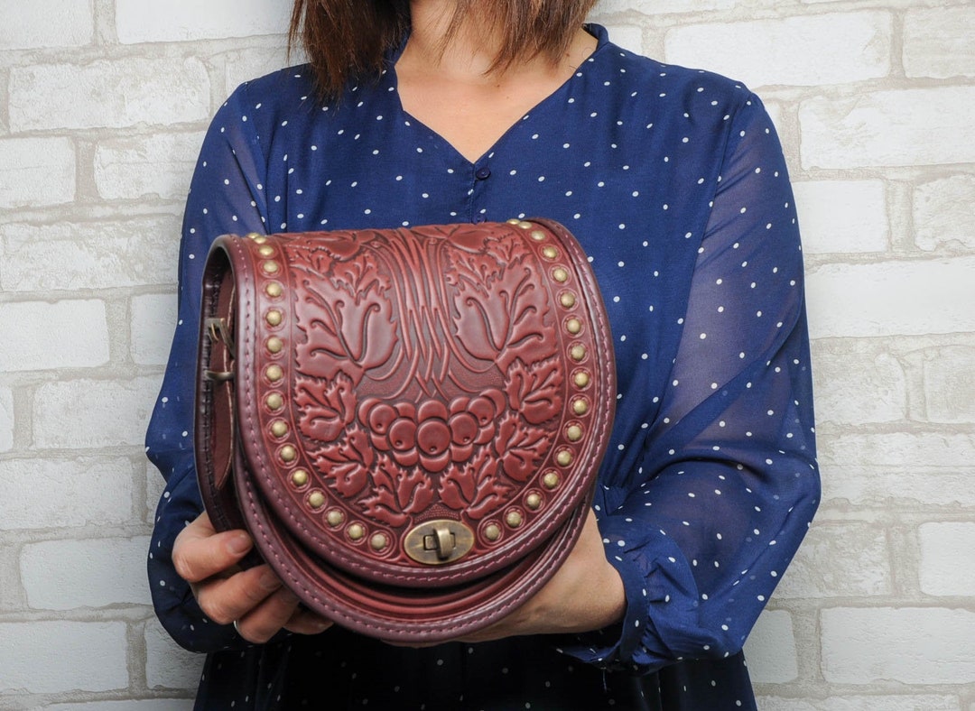 Bordotasche mit Metall, runde Ledertasche, geprägte Tasche