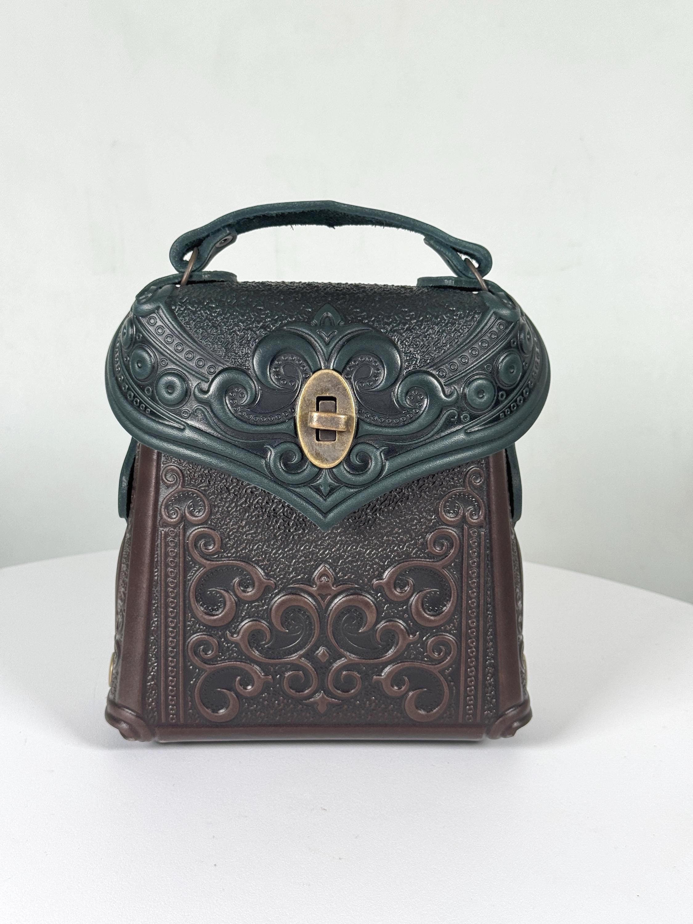 Zaino in pelle goffrata: borsa a zaino trasformabile