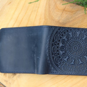 Cartera bifold azul de cuero suave con mandala en relieve, billetera plegable de cuero genuino de primera calidad, billetera pequeña de cuero de primera calidad imagen 3