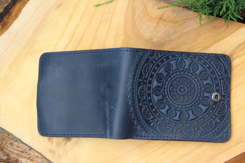 Cartera bifold azul de cuero suave con mandala en relieve, billetera plegable de cuero genuino de primera calidad, billetera pequeña de cuero de primera calidad imagen 3