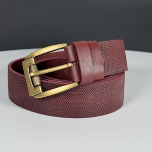 Cintura in pelle, Cintura in pelle bordeaux fatta a mano, Cintura in pelle goffrata, Regalo per la festa del papà, Regalo in pelle per il terzo anniversario, Regalo in pelle per uomo