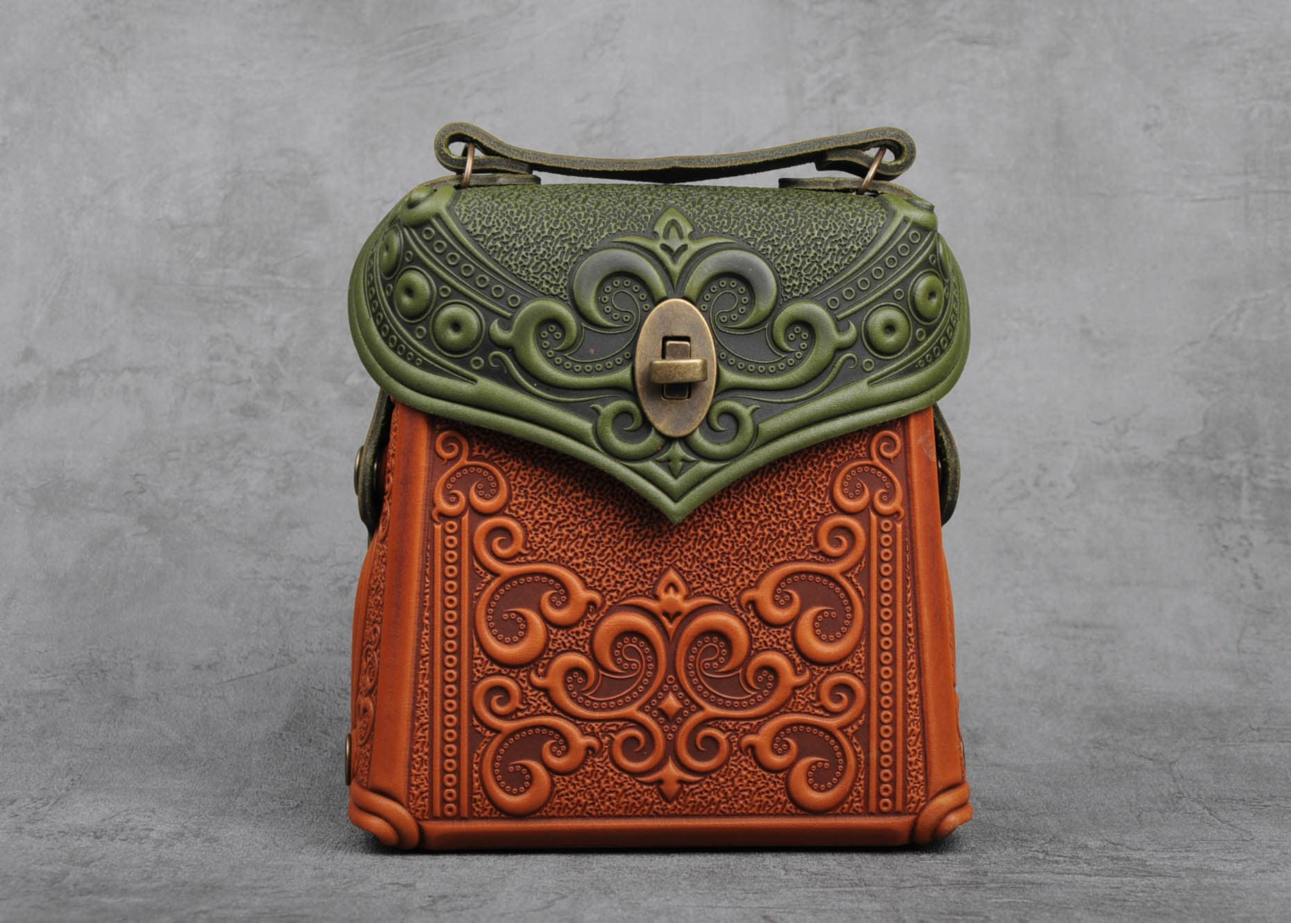 Zaino in pelle goffrata: borsa a zaino trasformabile