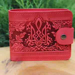 Cartera pequeña de piel auténtica de piel suave con tridente en relieve, cartera de piel plegable fina roja
