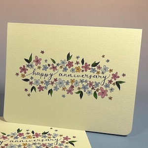 Carte de voeux florale rose, bleue et jaune joyeux anniversaire - carte de voeux florale, carte d'anniversaire simple, carte d'anniversaire vierge à l'intérieur