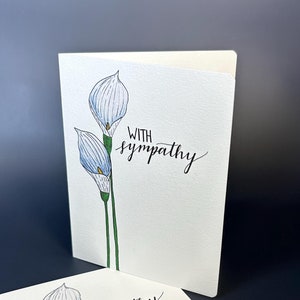Carte de voeux lys de la paix avec sympathie - carte de sympathie, carte pour le deuil, carte de deuil, lys de la paix, conception de carte simple, blanc à l'intérieur