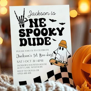 Eine gruselige Dude-Geburtstagseinladung, bearbeitbare Halloween-Junge 1. Geburtstag einladen, erster Geburtstag gruselige Skateboard-Geist-Einladungen SO2