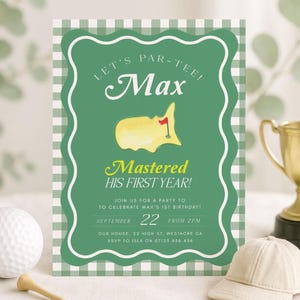Könnte beinhalten: Eine grün-weiß karierte Einladung mit dem Text "LET'S PAR-TEE! Max" und "Mastered HIS FIRST YEAR!". Die Einladung zeigt eine Golfplatzgrafik und Party-Details.