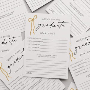 Könnte beinhalten: Weiße Karten mit dem Text "Advice for the Graduate" und "Dear Carter" in eleganter Schrift. Jede Karte hat Linien zum Schreiben und eine goldene Schleifen-Grafik. Die Karten sind verstreut auf einer hellen Oberfläche.